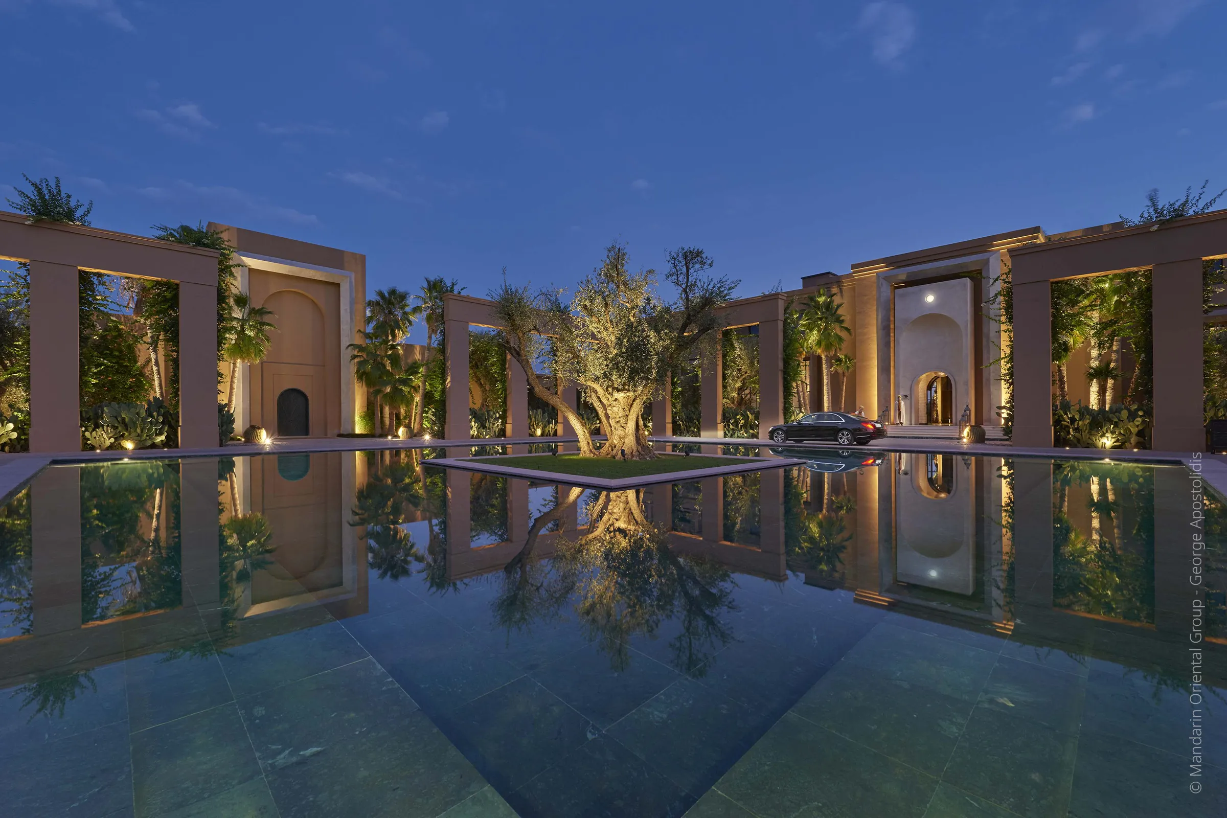 Entree principale du Mandarin Oriental Marrakech illuminee de nuit.