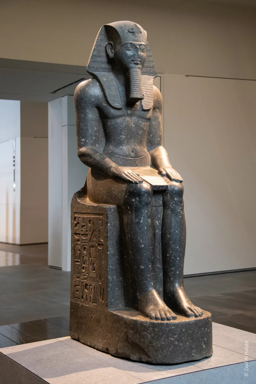 Statue monumentale de pharaon en granit assis, exposée au Louvre Abu Dhabi. Projet lumière conçu par 8’18’’ avec la participation de David Roger pendant 7 ans.