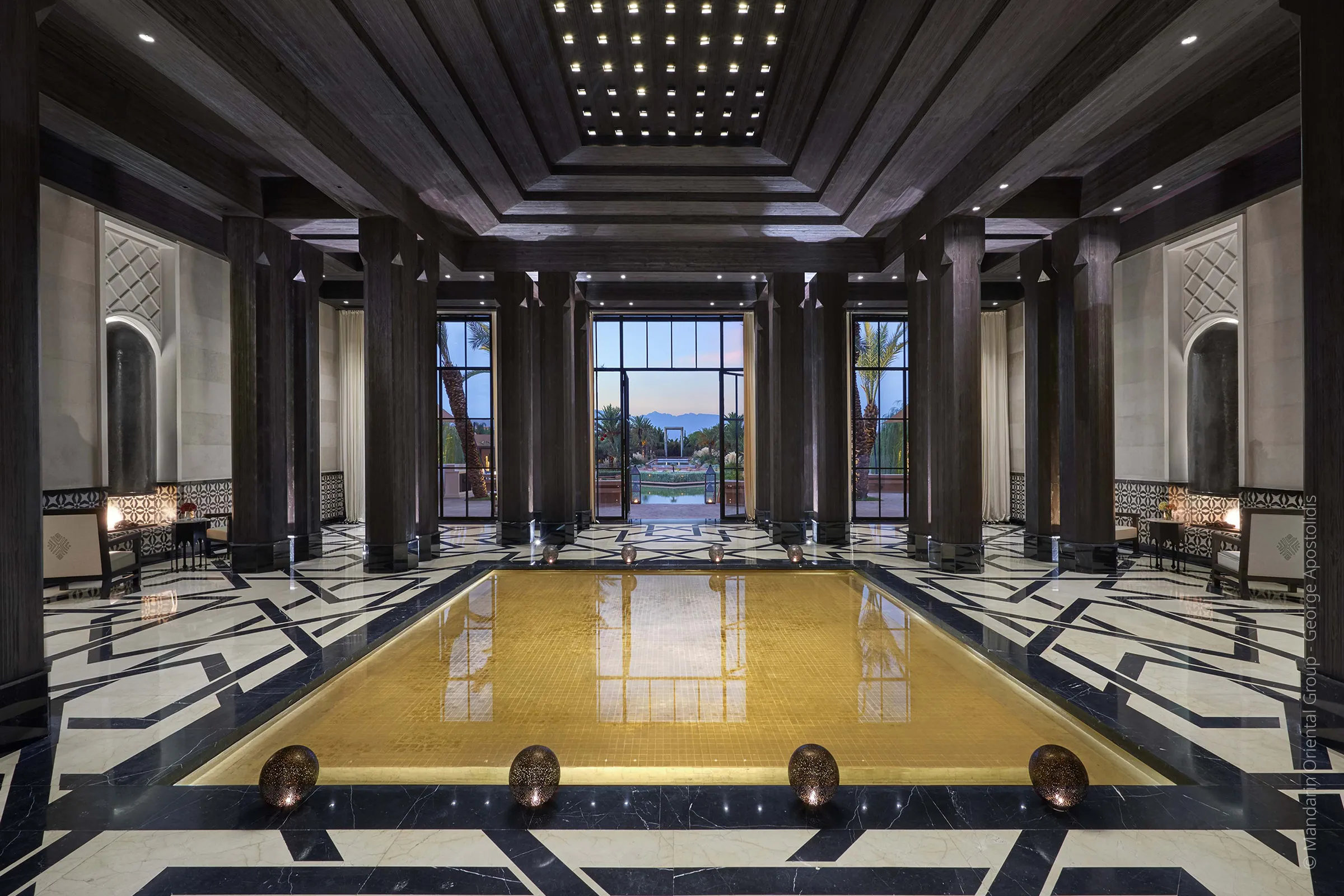 Lobby du Mandarin Oriental Marrakech avec bassin interieur illumine. Legende : Mandarin Oriental Marrakech - Lobby et bassin interieur. Photographie © Mandarin Oriental Group - George Apostolidis.