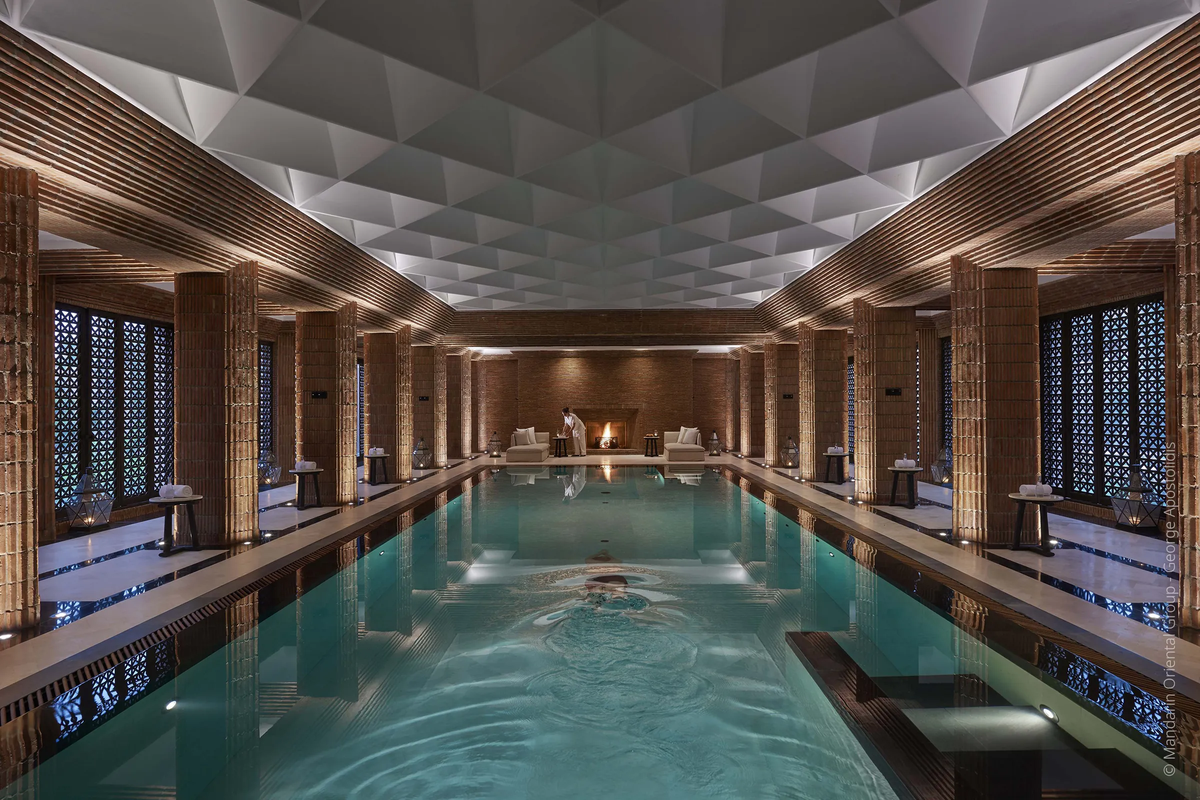 Spa du Mandarin Oriental Marrakech avec piscine interieure illuminee. Legende : Mandarin Oriental Marrakech - Spa et piscine interieure. Photographie © Mandarin Oriental Group - George Apostolidis.