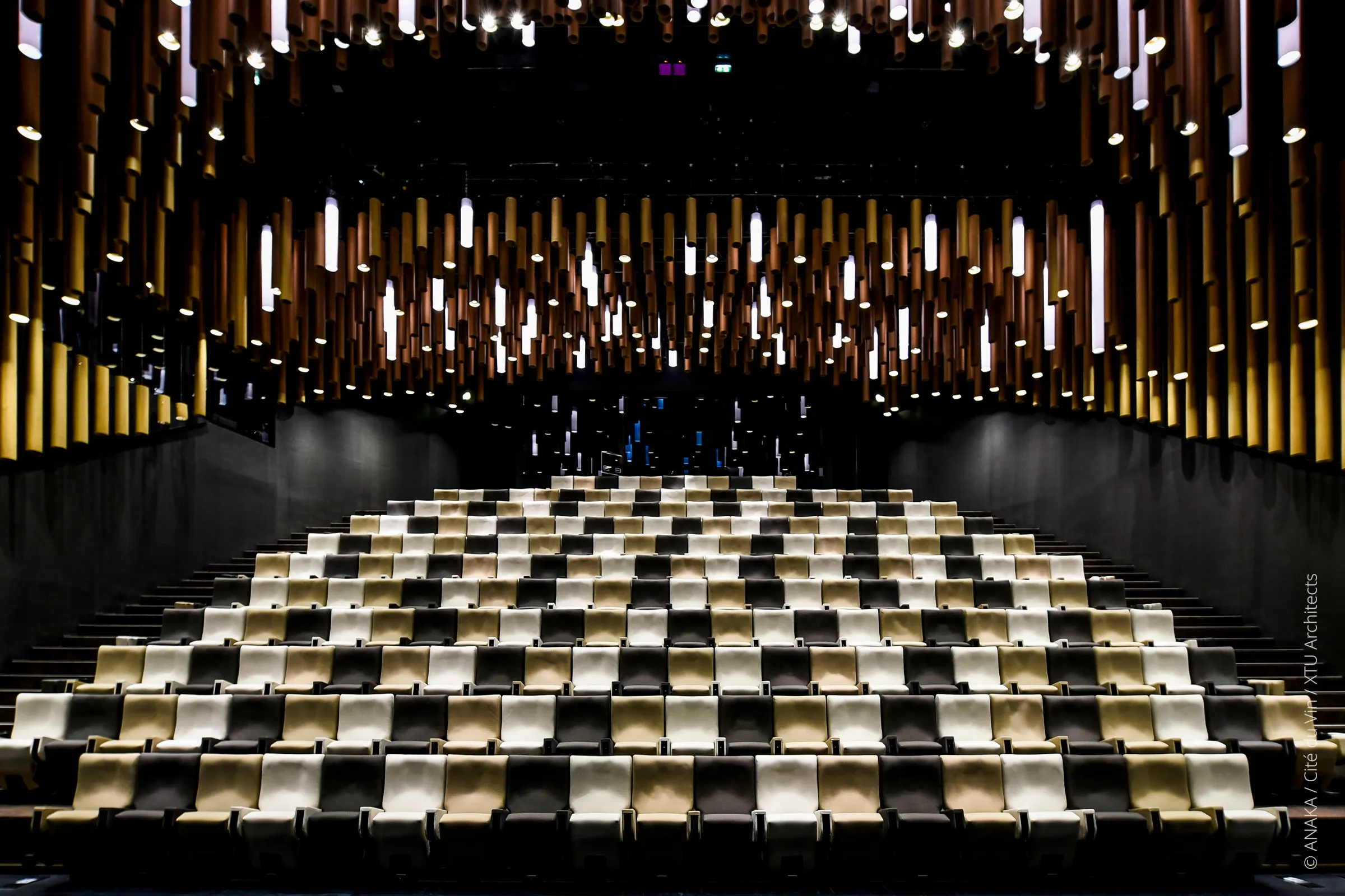 Auditorium de la Cité du Vin Bordeaux avec plafond lumineux et gradins.