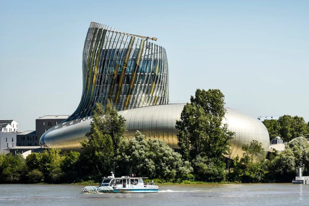 Vue extérieure de la Cité du Vin à Bordeaux au bord de la Garonne.