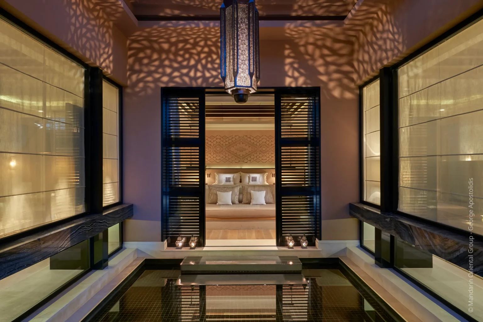 Chambre du Mandarin Oriental Marrakech avec bassin et lanternes décoratives.