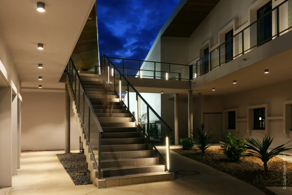 Escalier éclairé reliant les coursives de la Cité des Arts, projet 8’18’’