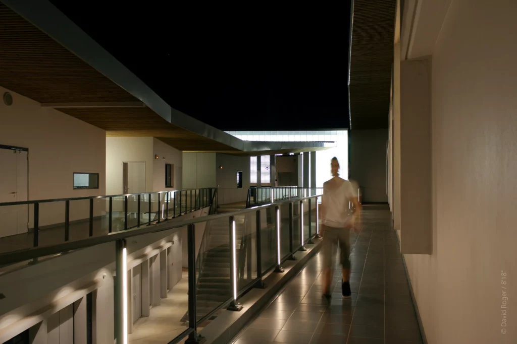 Terrasse haute et coursive éclairées de la Cité des Arts, Saint-Denis