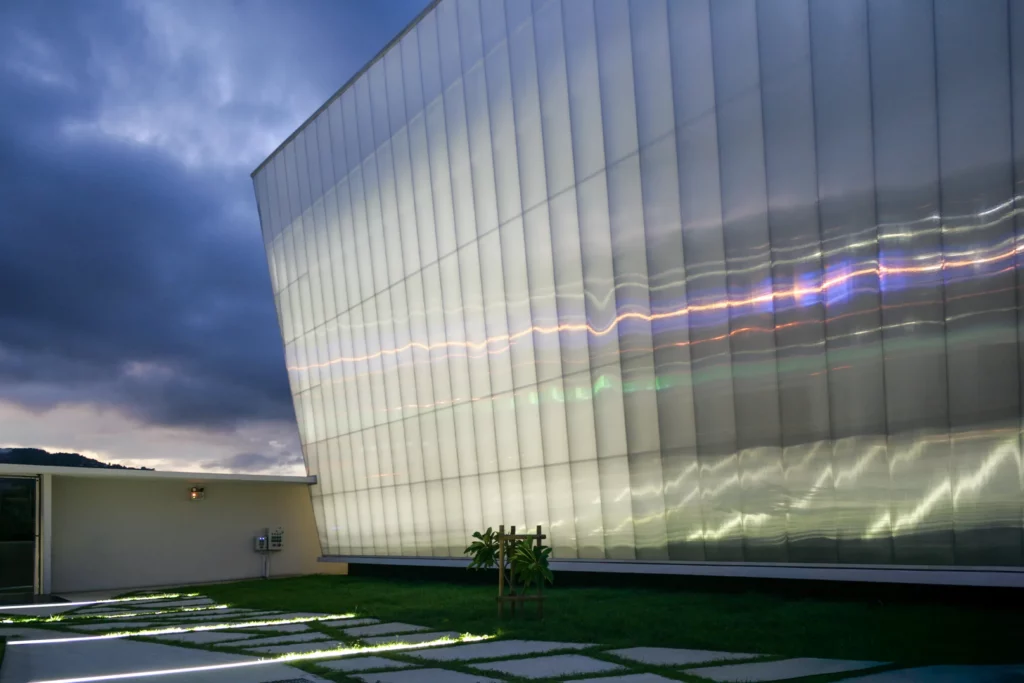 Façade translucide et lumineuse du fanal de la Cité des Arts au crépuscule